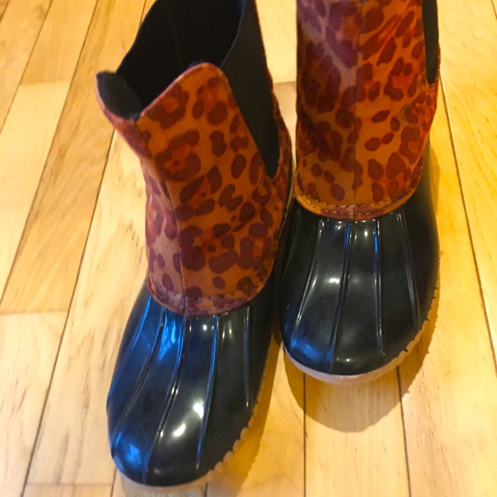 Womens water proof low rubber boot great for wet days or gardening .